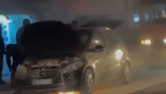 UŽAS U BEOGRADU Zapalio se automobil na tramvajskim šinama (VIDEO)