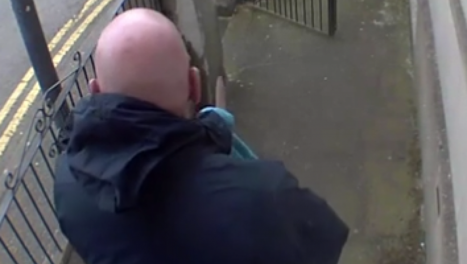 JEZIV TRENUTAK ZABELEŽEN NA KAMERI Ubica čisti nož nakon brutalnog napada na medicinsku sestru (VIDEO)