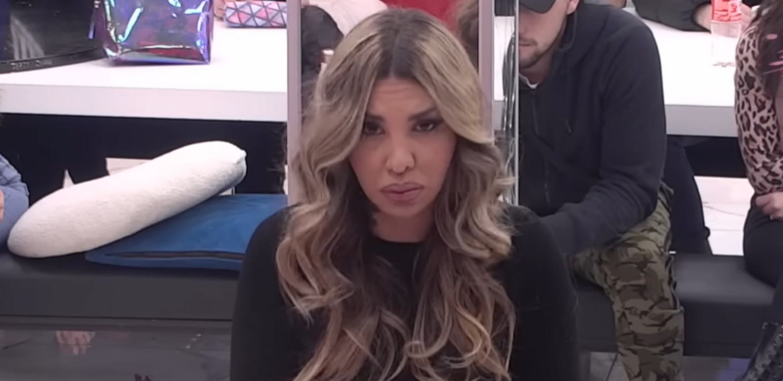 ANELI PODMETNULA JANJUŠU HRANU KOJU JE PAS JEO NA PODU Gledaoci zgroženi potezom Ahmićeve, ne veruju šta vide
