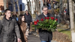 DIRLJIVA SCENA NA NOVOM GROBLJU Predsednik Vučić sa sinom Danilom i ćerkom Milicom na pomenu Kseniji Vučić