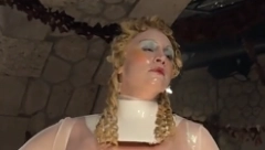 ZVEZDA ,,IGRE PRESTOLA" NEPREPOZNATLJIVA! Pretvorila se u živu lutku na modnoj pisti, pogledajte tu teatralnost