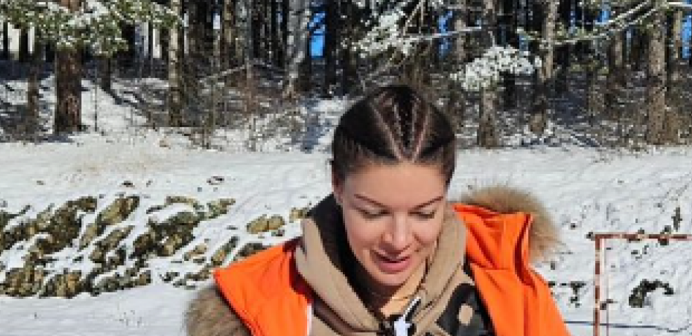 TRUDNA SANJA KUŽET U NIKAD LEŽERNIJEM IZDANJU Voditeljka bez trunke šminke, a tek da vidite šta je obukla, ovakvu je još niste videli