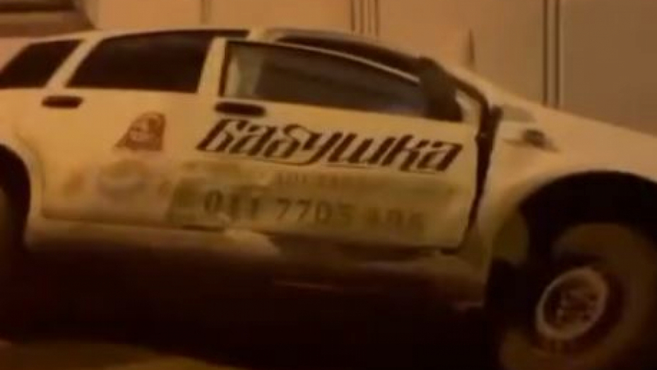 NESVAKIDAŠNJA NESREĆA Skoro ceo automobil upao u rupu (FOTO)