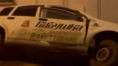 NESVAKIDAŠNJA NESREĆA Skoro ceo automobil upao u rupu (FOTO)