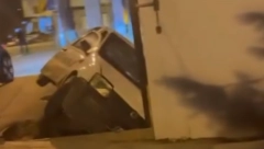 OGLASIO SE VLASNIK AUTOMOBILA Objasnio kako se zaglavio između trotoara i škole na Petlovom brdu (VIDEO)