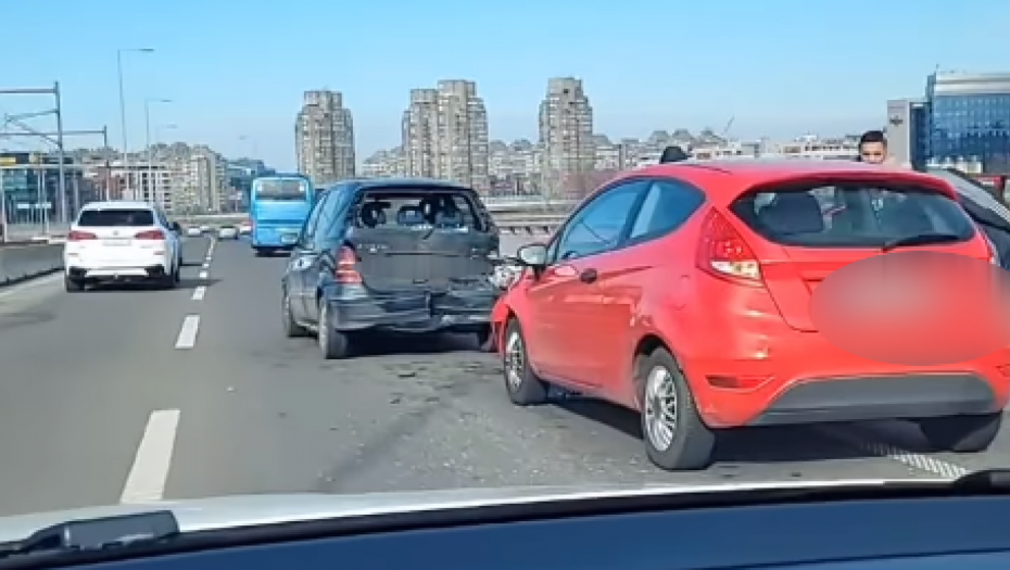 UDES NA MOSTU NA ADI Automobili smrskani, srča je svuda po putu
