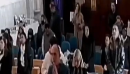 (UZNEMIRUJUĆI VIDEO) KAMERE ZABELEŽILE MOMENAT NAPADA Rafali su prekinuli molitvu