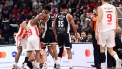 URNEBESNA SCENA SA DERBIJA Sudija uleteo da razdvoji Ledeja i Jaga, nastala je najmešnija slika sa mečeve Zvezde i Partizana (FOTO)