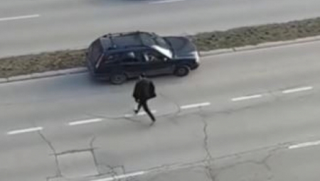 "SAMO NA DVA MINUTA" SKANDALOZNO PONAŠANJE! Zaustavio auto nasred puta pa uradio ovo (VIDEO)