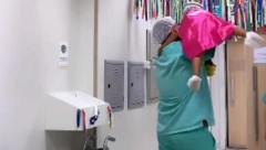 EVO ŠTA PEDIJATAR RADI SA DECOM PRE NEGO ŠTO UĐU U OPERACIONU SALU Ljudi plaču kao kiša posle ovog snimka (VIDEO)