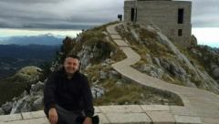 SLUČAJ UBISTVA I SAMOUBISTVA U PODGORICI: Policajac koji je prekjuče ubio suprugu i sina bio u obezbeđenju Milivoja Katnića!