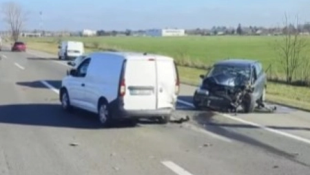 KARAMBOL NA AUTOPUTU Nesreća se desila kod aerodroma, srča je svuda po putu (VIDEO)
