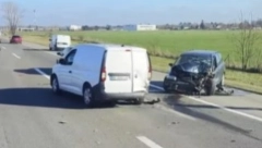 KARAMBOL NA AUTOPUTU Nesreća se desila kod aerodroma, srča je svuda po putu (VIDEO)