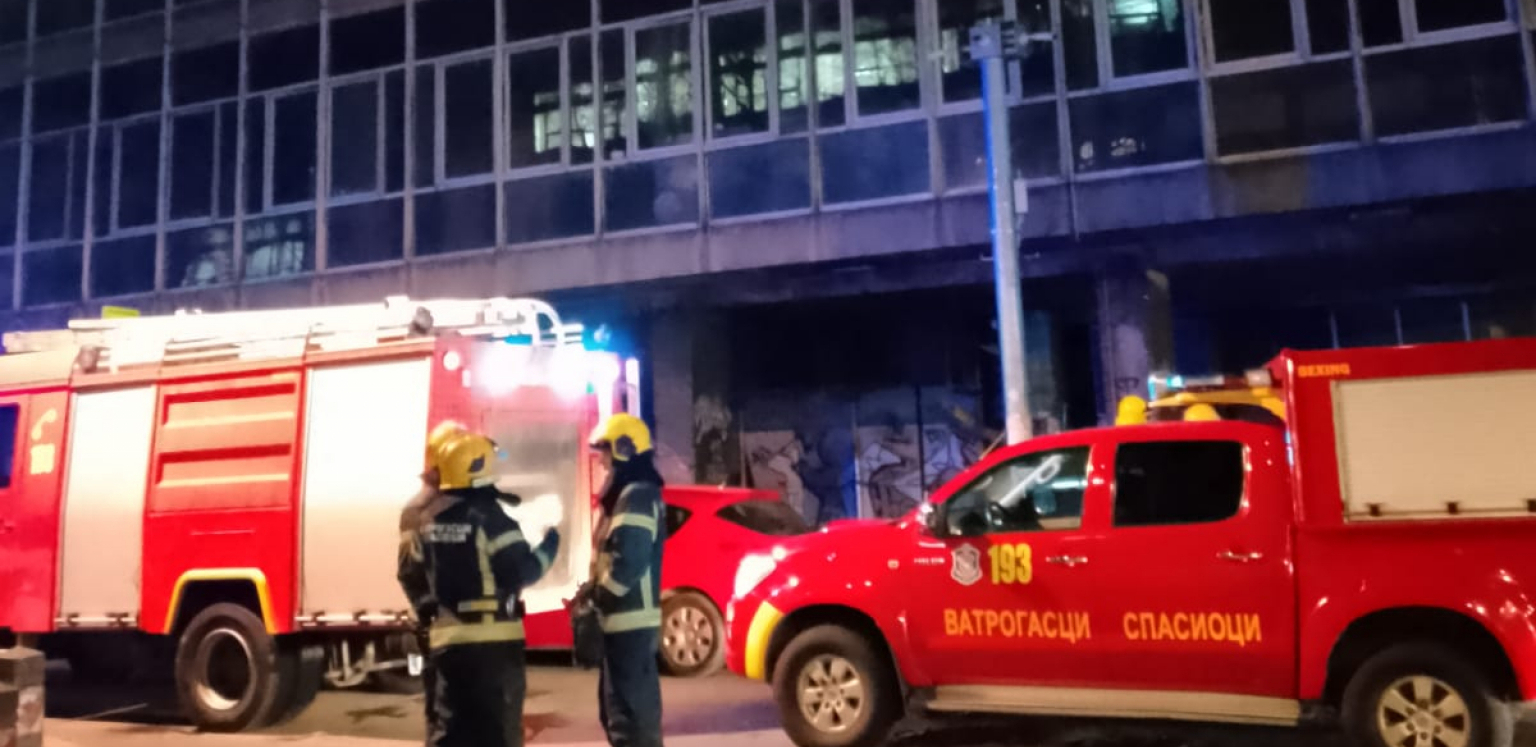 VATROGASCI UŠLI U ZGRADU BORBE Drama u Kosovskoj ulici: "Miris paljevine se oseća u vazduhu" (VIDEO)