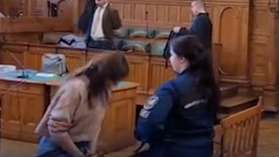 DOVUKLI JE U LANCIMA NA SUD "Vukli su je kao psa"