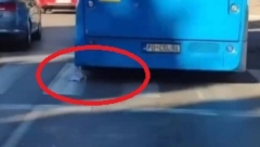 CEO REGION PLAČE OD SMEHA ZBOG ONOGA ŠTO VISI SA AUTOBUSA "Kako je zaboga tu dospeo?" (VIDEO)