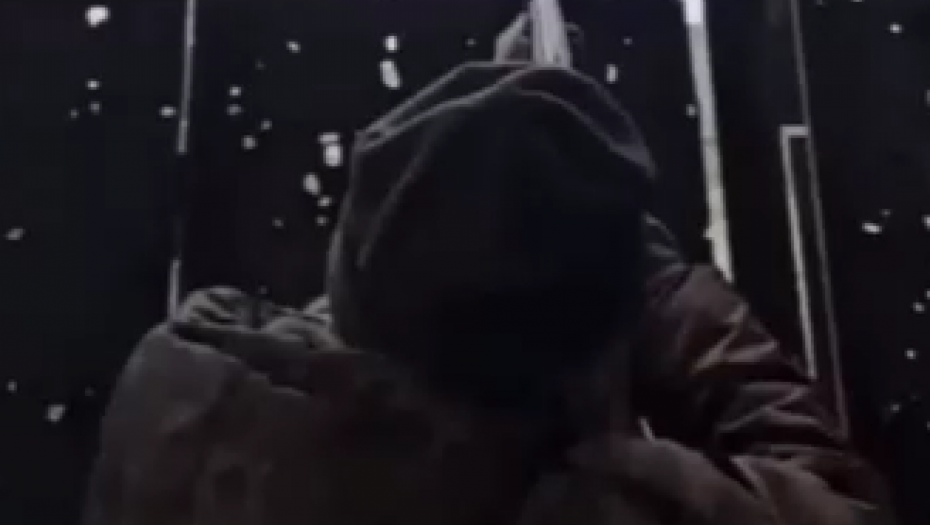 SAČMAROM NA DRON Ruski vojnik lovačkom puškom iz jednog hica razneo ukrajinsku bespilotnu letelicu (VIDEO)
