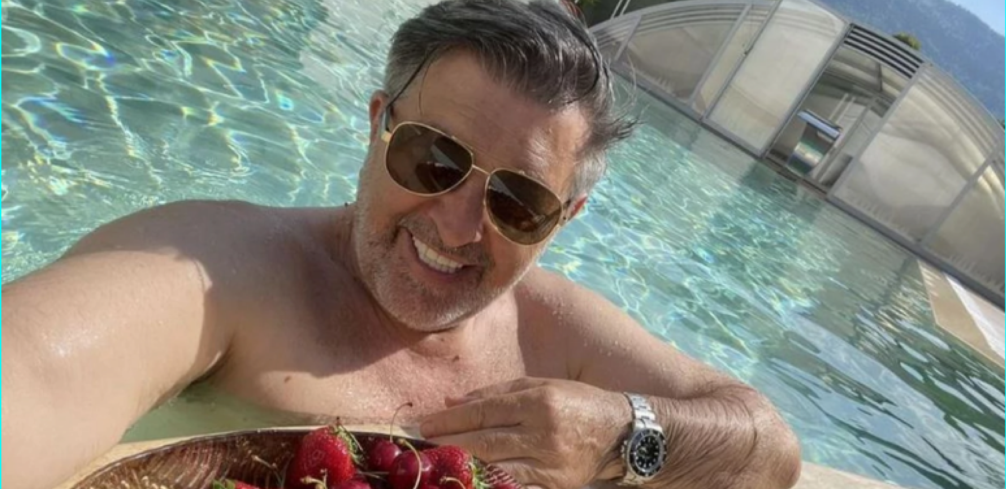 OVAJ PEVAČ ŽIVI U NAJLUKSUZNIJOJ VILI Od dvorišta zastaje dah, a u kući detalji u zlatu, ovo se retko viđa!