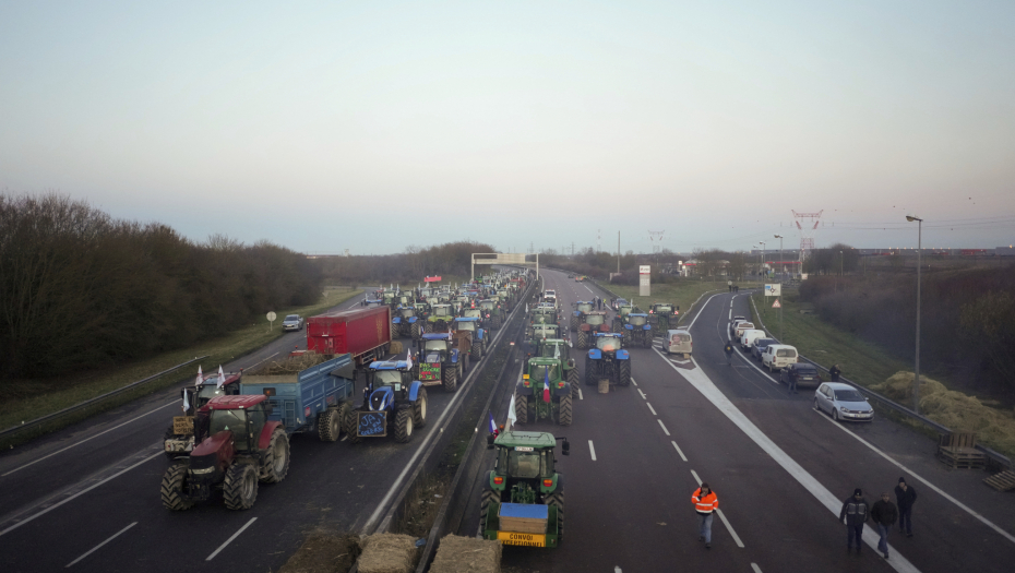 POČINJE OPSADA PARIZA Poljoprivrednici na traktorima blizu francuske prestonice (FOTO)