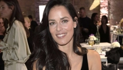 POKAZALA PREVIŠE Ana Ivanović raskopčane košulje u javnosti, grudi na izvol'te, ovakvu je još niste videli