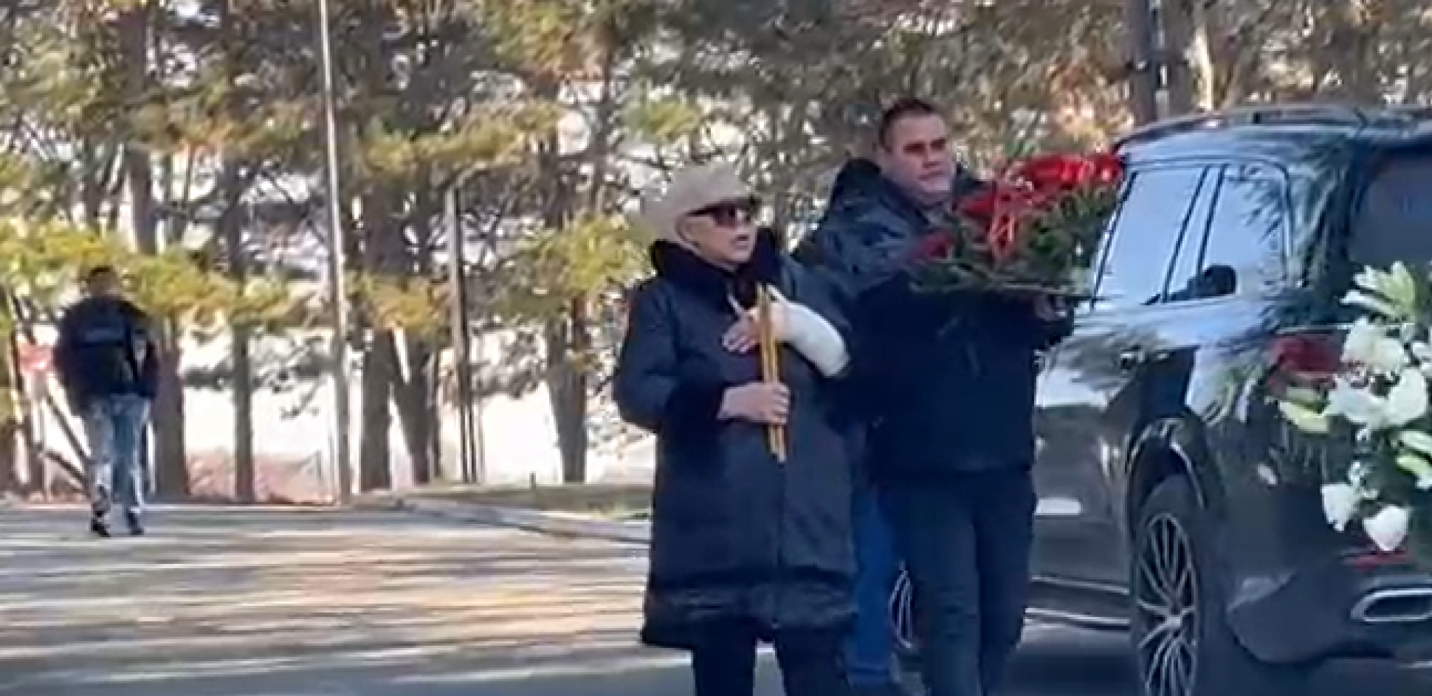 ZORICA MARKOVIĆ STIGLA NA SAHRANU BIVŠEG MUŽA Pevačica uplakana, pojavila se u crnini skrhana od bola!