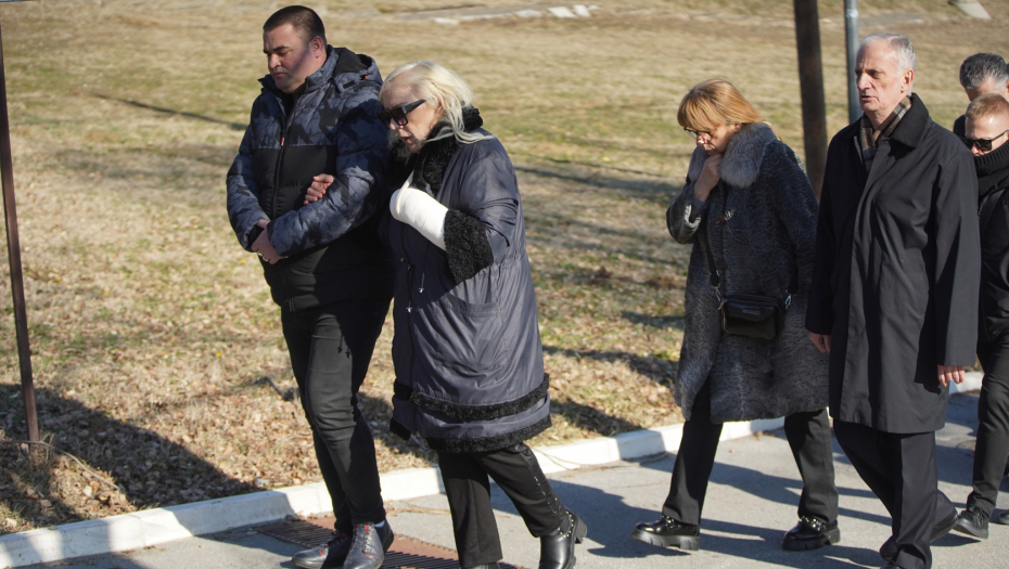 ZORICI MARKOVIĆ POZLILO NA SAHRANI PRVOG MUŽA! Potresne scene, jedva stoji na nogama