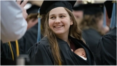 MLADA MAMA DIPLOMIRALA SA 10-DNEVNOM BEBOM U NARUČJU Uvukla dete u haljinu i oduševila sve prisutne "MAJKE MOGU SVE!"