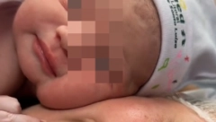 SNIMAK KOJI JE RAZNEŽIO INTERNET Tako malo, a već zna šta je ljubav, pogledajte šta je uradilo ovo medeno novorođenče!