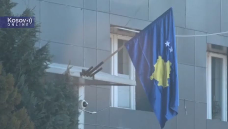 TIRANIN KURTI NE PRESTAJE DA PROVOCIRA Na zgradi opštine Leposavić postavljena zastava lažne države