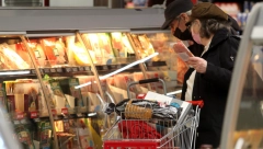 SNIMAK IZAZVAO BURU NA MREŽAMA Žena otkrila zašto joj NE PADA NA PAMET da vraća KOLICA u marketu (VIDEO)