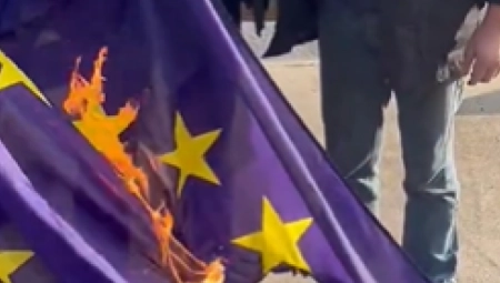 GORI ZASTAVA EU USRED PARIZA Pogledajte kako je nezadovoljni poljoprivrednici polivaju benzinom (VIDEO)