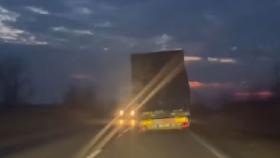 ZAPALIO SE KAMION KOD LAJKOVCA Vatra i gust dim kuljaju iz vozila (VIDEO)