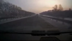 "ŽIVOT MI JE PROLETEO PRED OČIMA" Pukom srećom prošao između dva kamiona (VIDEO)