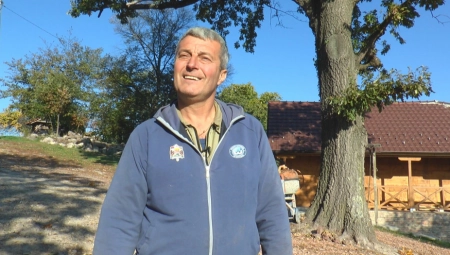 AUTOM MU PREŠAO PREKO NOGE I RETROVIZOROM UDARIO U BUBREGE Napadnut i povređen vozač "pauka" iz Kragujevca