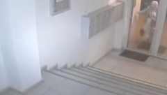 NEPOZNATI MUŠKARAC NAPRAVIO HAOS U ZGRADI Odvalio nogom vrata (VIDEO)