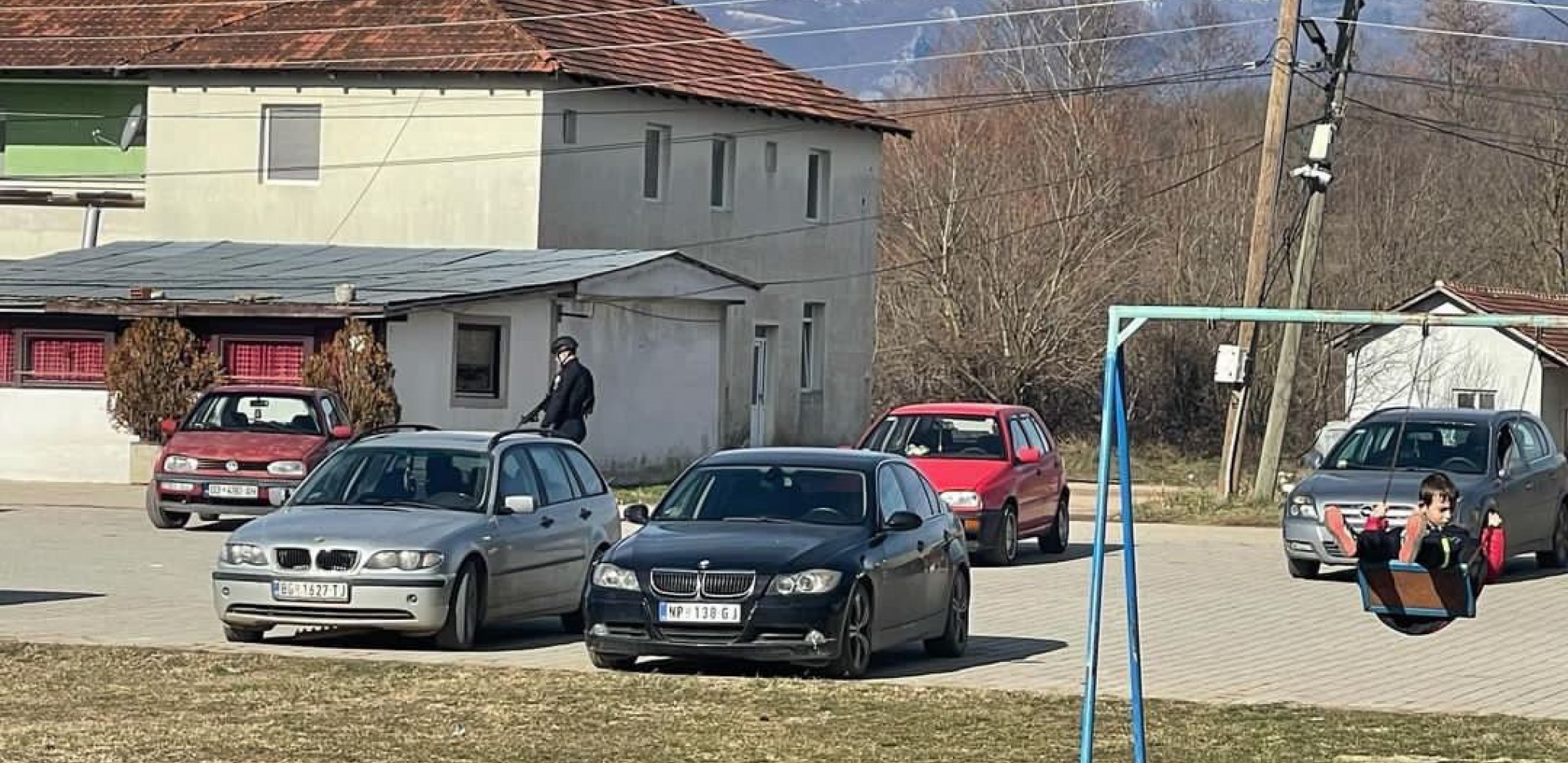 DETE NA LJULJAŠCI, A OKO NJEGA KURTIJEVI BATINAŠI SA DUGIM CEVIMA Da li će svet i dalje ćutati?! (FOTO)