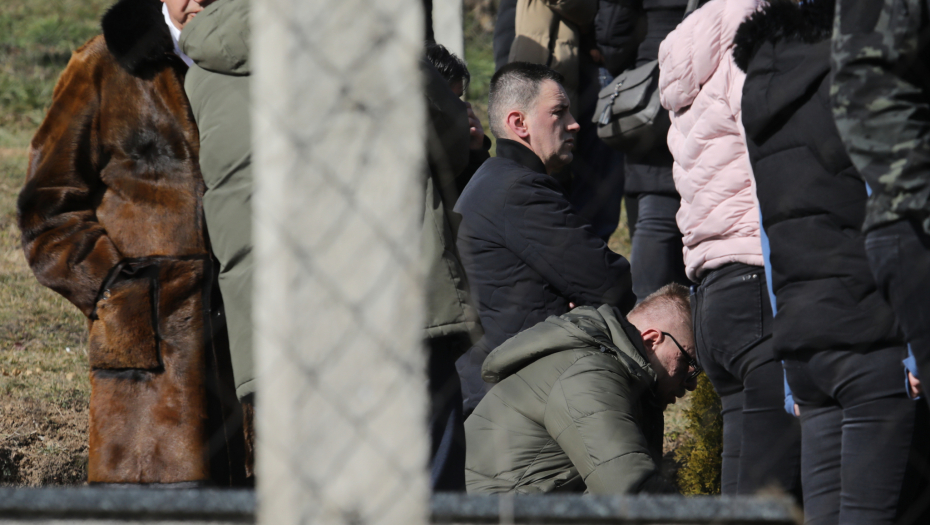 JANJUŠ SEO NA ZEMLJU, PA BRIZNUO U PLAČ Ne može da stoji na nogama, scene sa pomena njegovog brata Mihaila kidaju dušu