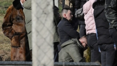 JANJUŠ SEO NA ZEMLJU, PA BRIZNUO U PLAČ Ne može da stoji na nogama, scene sa pomena njegovog brata Mihaila kidaju dušu