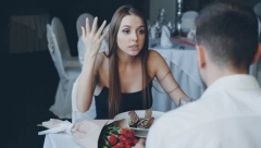 ŽENA OSTALA U ŠOKU Bivši muž joj tražio da promeni prezime jer je njegova verenica PREVIŠE LJUBOMORNA