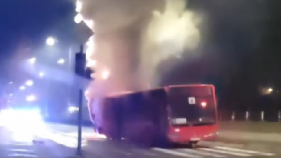 GORI AUTOBUS 511 Širi se gust dim, vidi se buktinja na točku, svi putnici izašli napolje (VIDEO)