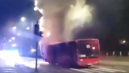 ZAPALIO SE AUTOBUS U NIŠU Vatra guta prednji deo vozila (VIDEO)