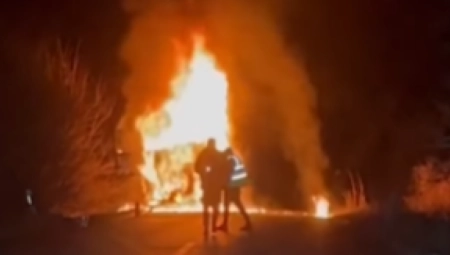 IZGOREO KAMION KOD BOGATIĆA Saobraćaj u prekidu (VIDEO)