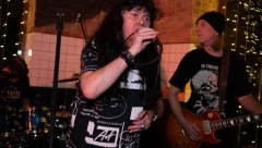 DA LI MOŽETE DA VERUJETE? GALE PEVA I SKAČE KAO DEČKO Grupa "Kerber" sinoć u Moon.Ze priredila noć za pamćenje