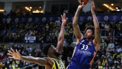 BACIO "ZVEZDAŠE" U TRANS Novi košarkaš Zvezde se oglasio i porukom na srpskom najavio debi u crveno-belom dresu (FOTO)