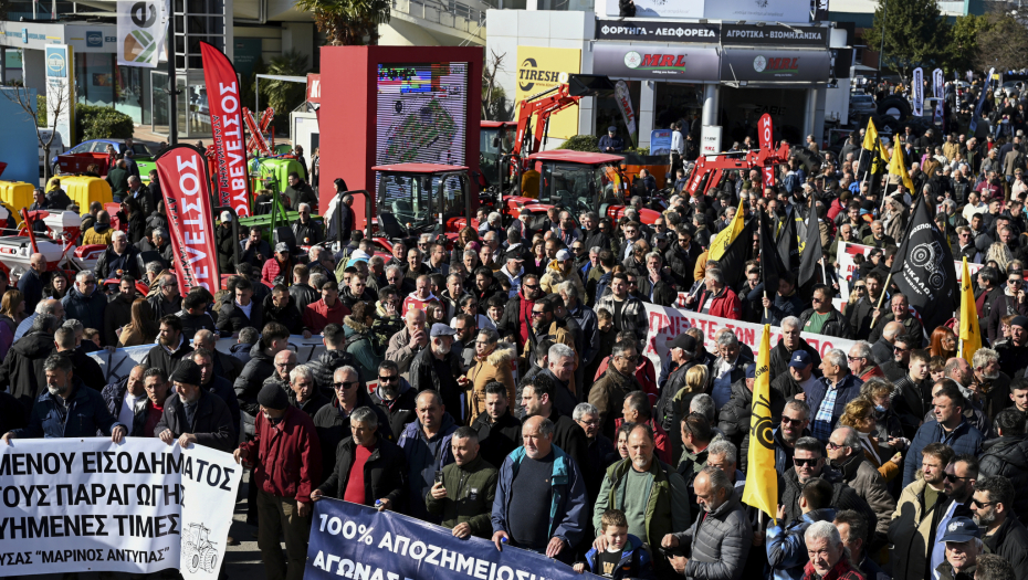 MERE VLADE "KAP U MORU" Grčki poljoprivrednici stigli do Soluna, bacali jabuke, najavljuju žešće blokade autoputeva(FOTO)