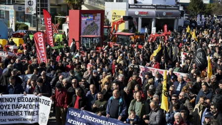 MERE VLADE "KAP U MORU" Grčki poljoprivrednici stigli do Soluna, bacali jabuke, najavljuju žešće blokade autoputeva(FOTO)