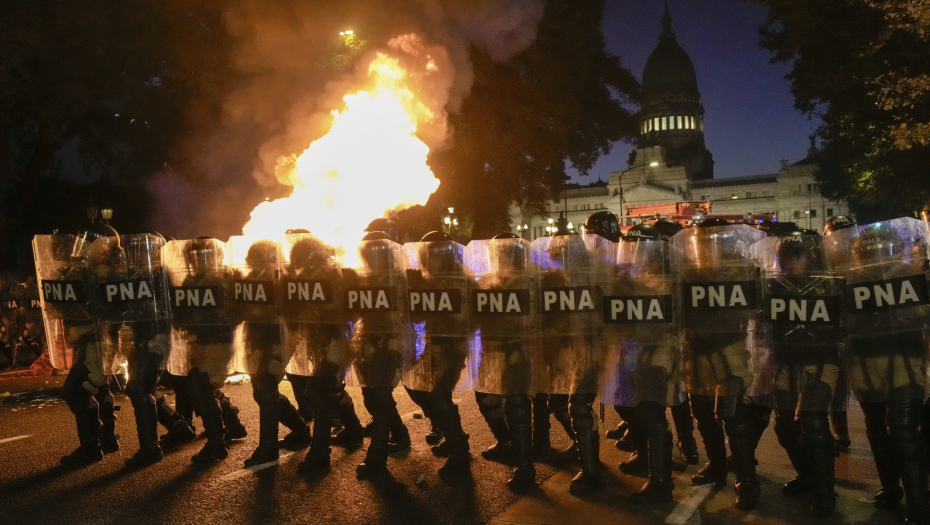 POVREĐENO NAJMANJE 60 DEMONSTRANATA Argentinci protiv reformi novog predsednika, zahuktava se situacija u Buenos Ajresu (FOTO)