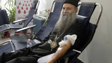HUMANOST NA DELU Patrijarh Porfirije dobrovoljno dao krv (FOTO)