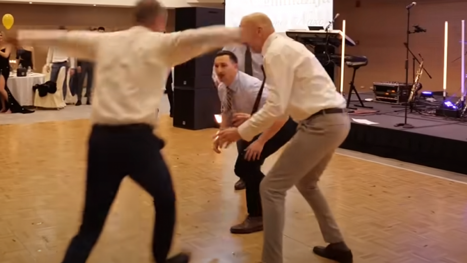 PROFESORI NAPRAVILI HAOS NA DRUŠTVENIM MREŽAMA Isplivao hit snimak sa maturske večeri u Hrvatskoj, ljudi u neverici gledaju (VIDEO)