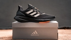 ČUVENI BREND RASPRODAJE SVOJE PATIKE BUDZAŠTO! Propala saradnja sa muzičarem, zalihe ostale!